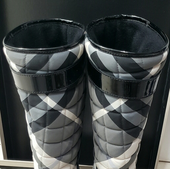 Burberry Quilted Patent Rainboot US 6 - Picture 5 of 8